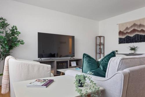 Des Plaines Wohnung | Cozy 2BR Near O Hare Free WiFi and Parking