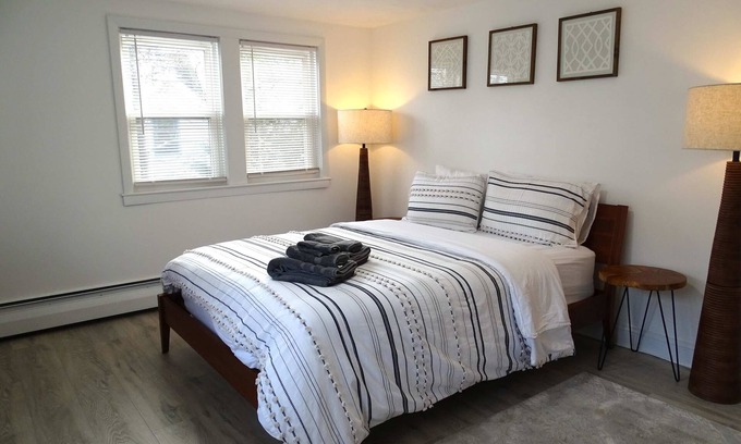 Wayland Wohnung | Cozy 3 Bed Apt in Quiet Neighborhood