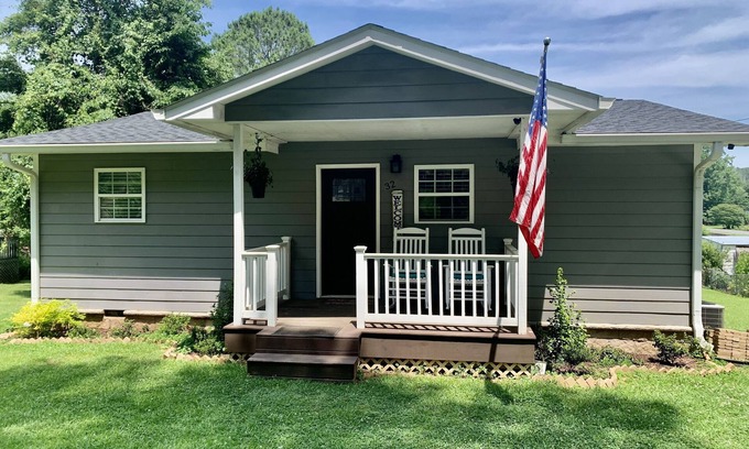 Jacksons' Gap Haus | Cozy 3 Bedroom, 2 Bathroom Cottage, right on the water!