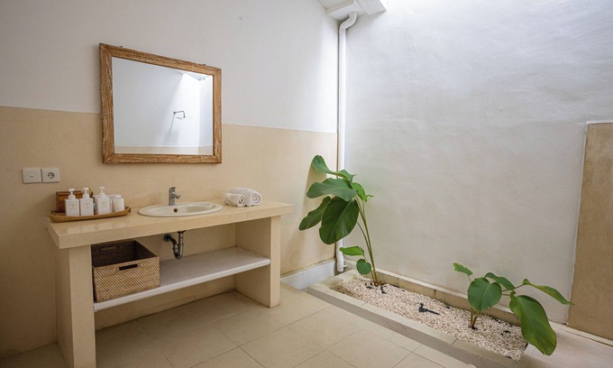 Nakula Haus | cozy 3 bedrooms villa in quiet location surround tourist area. Family friendly.