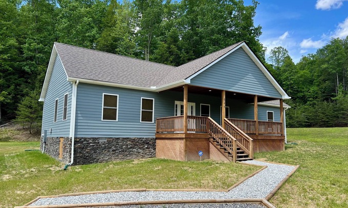 Mt Lookout Kabine | Cozy 3 BR Cabin with Pond on 3 acres / New River Gorge / Summersville Lake
