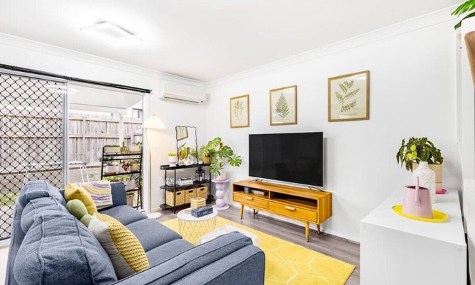 Underwood Haus | Cozy 3B2B Townhouse w/Parking/Backyard/Malls/Parks