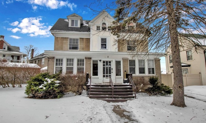 North Buffalo Hütte | Cozy 3BR Near UB & Niagara Falls - Pet Friendly