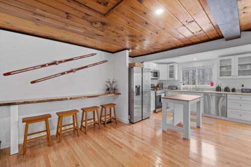 Bethlehem Haus | Cozy 3BR Retreat in Downtown Bethlehem - Hot Tub, Trails, Near Ski & Hike