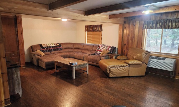 Naches Kabine | Cozy 4-bedroom cabin in enjoyable Naches nestled near Mt. Rainier National Park.