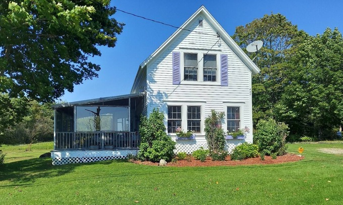 Sedgwick Haus | Cozy 4 BR Cape Cod with Water View of Eggemoggin Reach