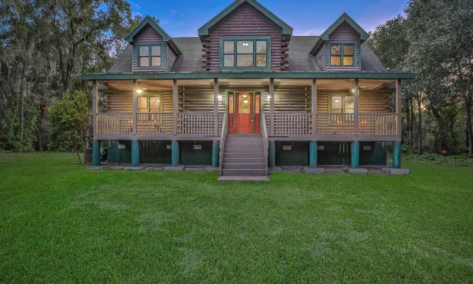 Florahome Wohnung | Cozy 4BR Cabin on 11 acres with pool, BBQ & patio!