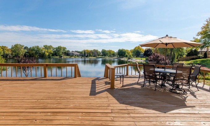 Westmont Haus | Cozy 5-bedroom with lake views and spacious deck