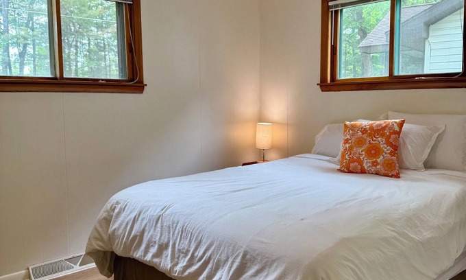 West Branch Hütte | Cozy acorn cottage w/lake view