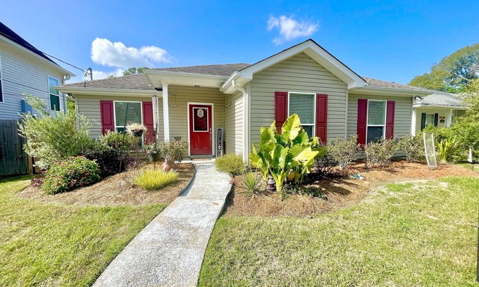 Slidell Haus | Cozy and Bright 3BD 2BA Fenced IN YARD W/ PRIVATE BATH AND GARDEN TUB