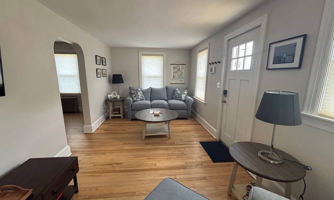 Portsmouth Hütte | Cozy and charming, this cottage offers a retreat surrounded by local beaches.