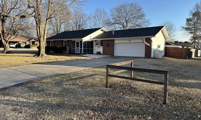 Republic Haus | Cozy and Comfortable home with easy access to Hwy 60 and Springfield!