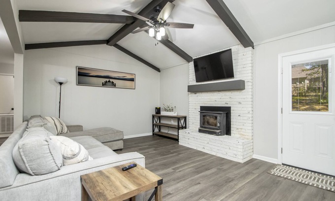 Benton Haus | Cozy and Serene 3 Bed 3 Bath in Great Area Close to Everything