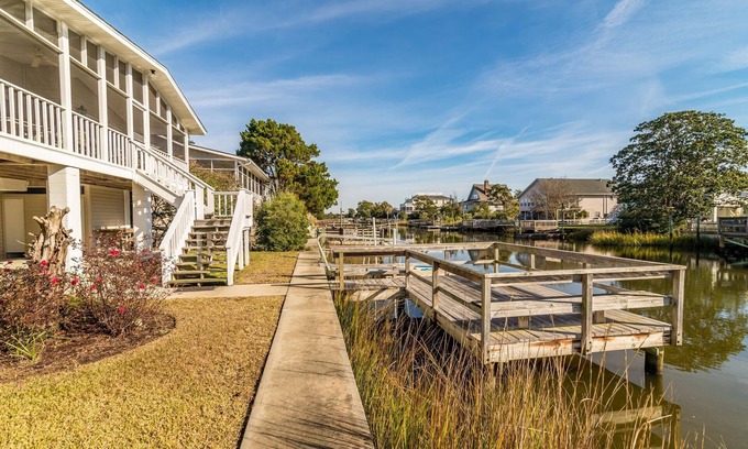 Litchfield by the Sea Haus | Cozy and Tranquil Creekfront Cottage in Litchfield