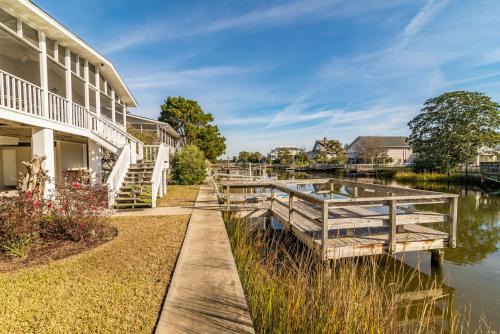 Litchfield by the Sea Haus | Cozy and Tranquil Creekfront Cottage in Litchfield