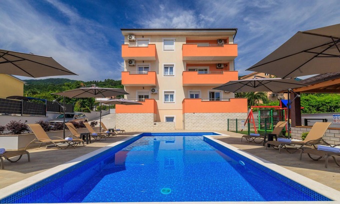 Opric Wohnung | Schöne Wohnung in Opric mit Außenpool