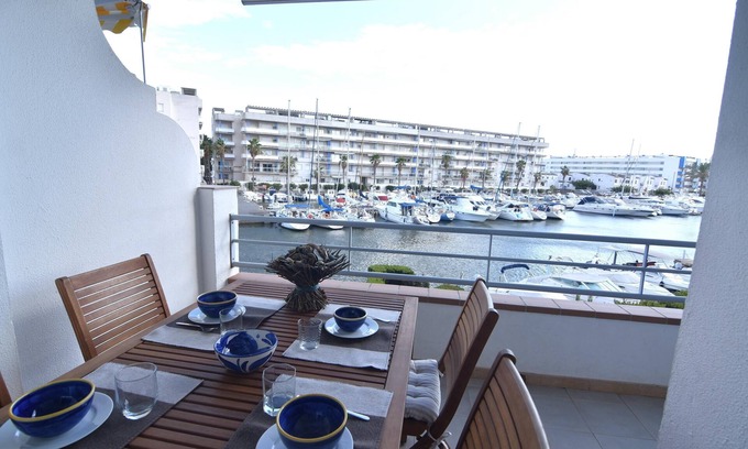 Santa Margarida Wohnung | Gemütliche Wohnung mit Terrasse und Kanalblick, in der Nähe des Strandes in Roses, Costa Brava.