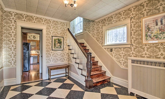 Appleton Hütte | Cozy Appleton Getaway w/ Screened-in Porch + Yard!