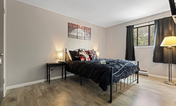 Aurora Wohnung | Cozy apt Aurora/Sleeps 8/FREE Wifi/55"TV/Parking