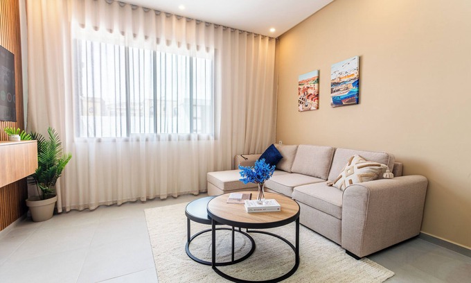 Imi Ouaddar Wohnung | Cozy Boho Beige Apt - 5mn To Surf Beach, WFH w/High Speed WiFi & Free Parking