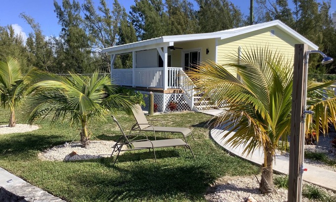 Bahama Reef Wohnung | Cozy brand new yellow studio/cottage with free floating dock in Freeport.