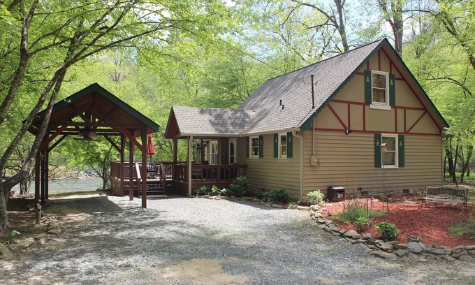 Ellijay Kabine | Cozy cabin right on Coosawatee River w/ Hot Tub, Pet-Friendly, Hiking, Wineries