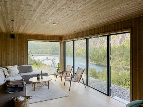 Lund Haus | Cozy Cabin With View Over Åvedalsvannet