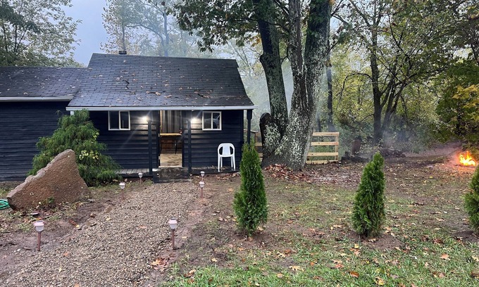 Coshocton Kabine | Cozy cabin with WiFi and AC in welcoming Willcreek River