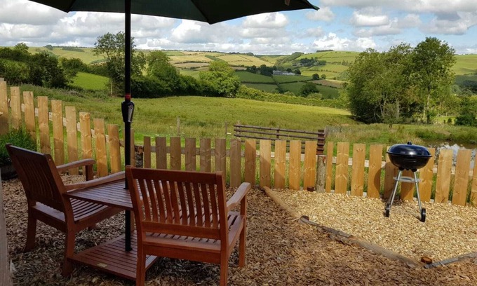 Newcastle-on-Clun Hütte | Foxgloves Hut. You can be woken up by birds