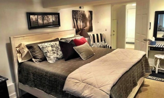 Newnan Wohnung | Cozy Camellia in Historic Downtown Newnan