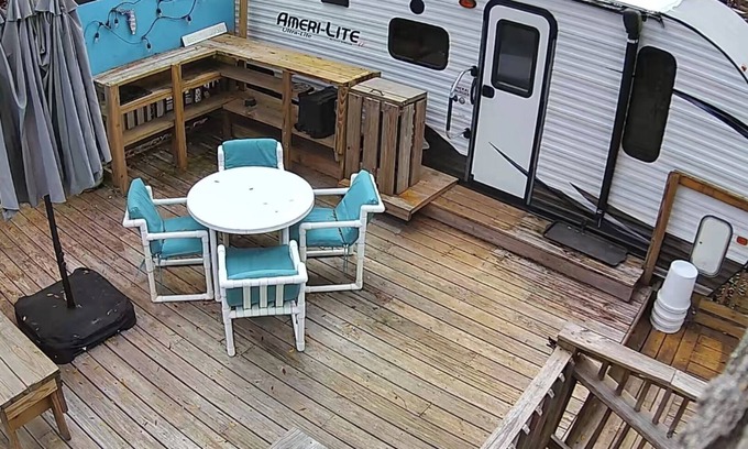 Salt Springs Wohnmobilvermietung | Cozy campground with AC and WiFi in charming Salt Springs Resort