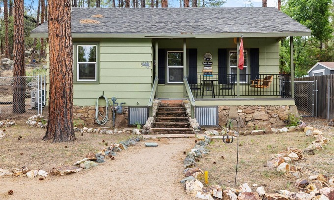Mountain Club Kabine | Cozy canyon cabin nestled in the Prescott Pines-dog-friendly for your getaway!