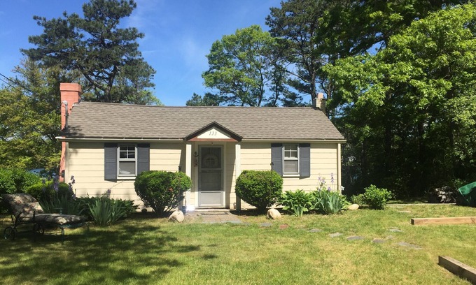 East Falmouth Hütte | Gemütliches Cape Cod Cottage mit Blick auf und mit eigenem Strand am Jenkins Pond.