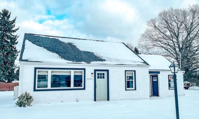 Reading Haus | Cozy Cape Cod with private HOT TUB