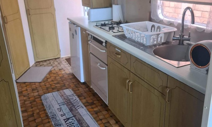 Grangetown Kabine | Cozy Cardiff Cabin Retreat Sleeps 6 by Aimee