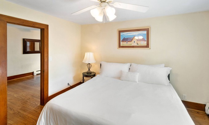 Libertyville Wohnung | Cozy & Centrally Located