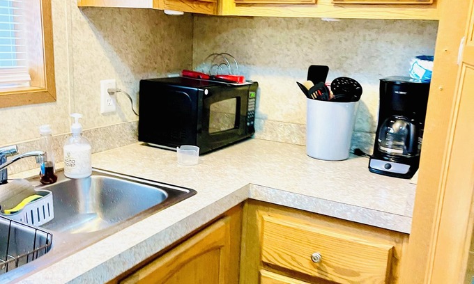 Island Falls Haus | COZY & COMFORTABLE MOBILE HOME IN DYER BROOK MAINE