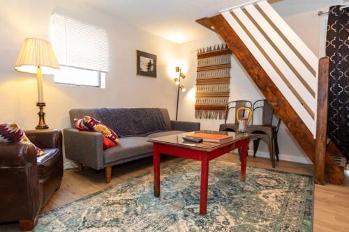 Mount Washington Haus | Cozy & Comfy Cottage in the City - w parking