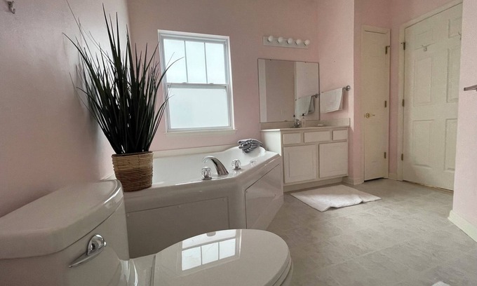 Milford Eigentumswohnung | Cozy condo, 30 minutes away from the beach, outlets and boardwalk.