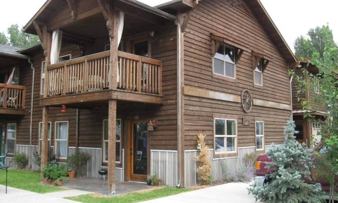 River Road Eigentumswohnung | Cozy condo located in central Missoula on the Milwaukee Path bike trail.