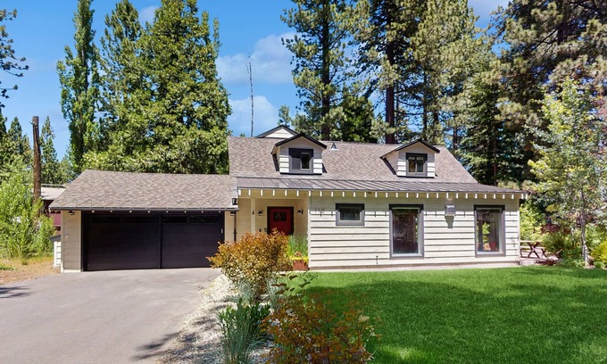 Tahoe Sierra Estates Haus | Cozy & contemporary, family-friendly home w/ free WiFi & a private washer/dryer