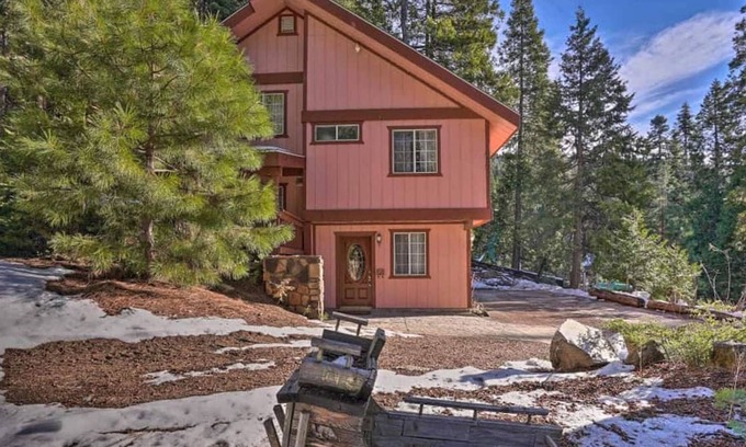 Yosemite West Haus | Cozy Cottage inside Yosemite National Park w/ Patio, Gas Grill, Free WiFi