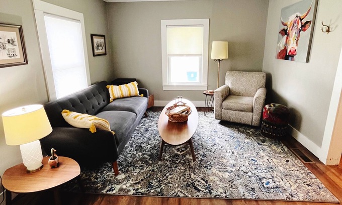 Ozark Hütte | Cozy Cottage Near the Ozark Square. Less than 5 minutes to Finley Farms!