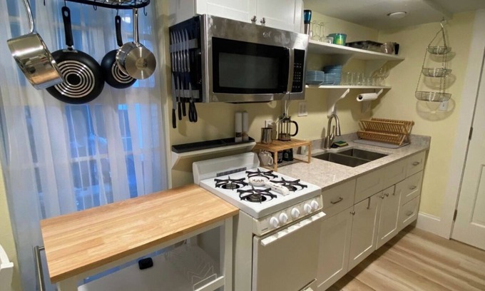 Treme Hütte | Cozy Cottage of Historic Nola— Furnished— Utilities Included— Monthly Rental