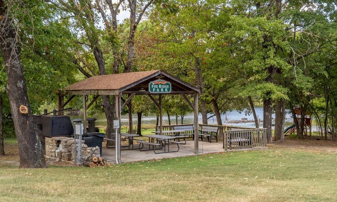 Bixby Hütte | Cottage on 140 Acres | Stocked Lakes, Fishing, Hiking, Fire Pit, Playground