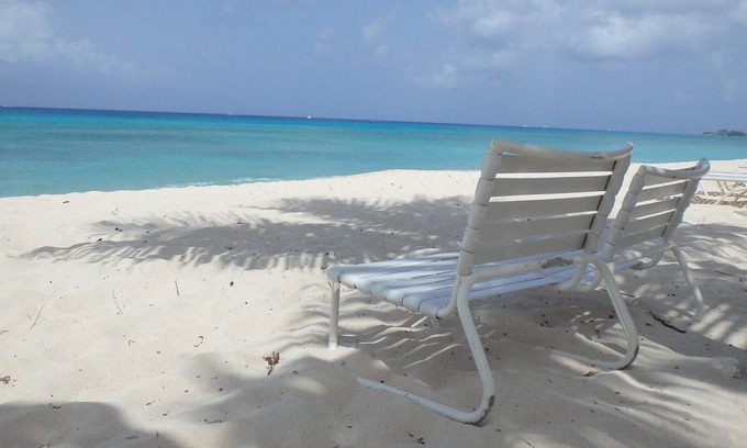 Seven Mile Beach Hütte | Gemütliches Cottage am Cemetery Beach - erstklassige Lage, toller Strand und Schnorcheln!