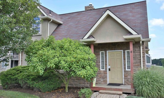 Millersburg Hütte | Cozy Cottage With Seasonal Resort Pool/Hot Tub