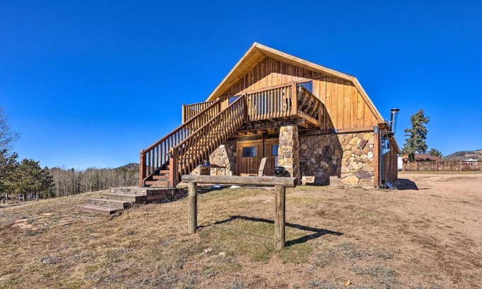 Victor Haus | Cozy Cripple Creek Cabin with Mountain Views!