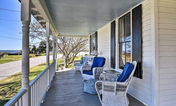 Currituck Haus | Cozy Currituck Home with Fire Pit near Ferry!