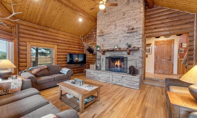 Williams Haus | Cozy Custom Cabin In The Pines-Williams AZ
